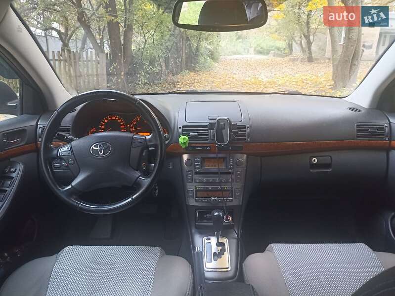 Седан Toyota Avensis 2006 в Чернівцях