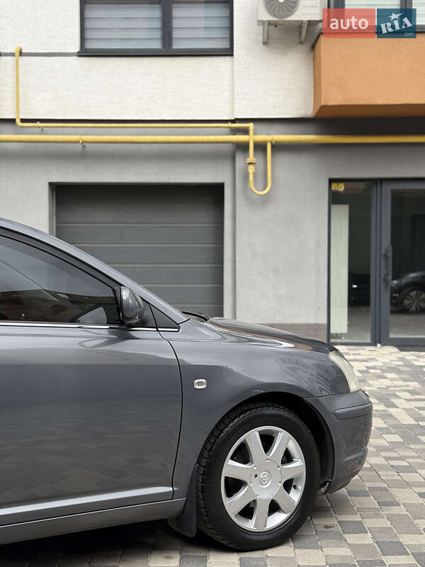 Лифтбек Toyota Avensis 2004 в Ивано-Франковске