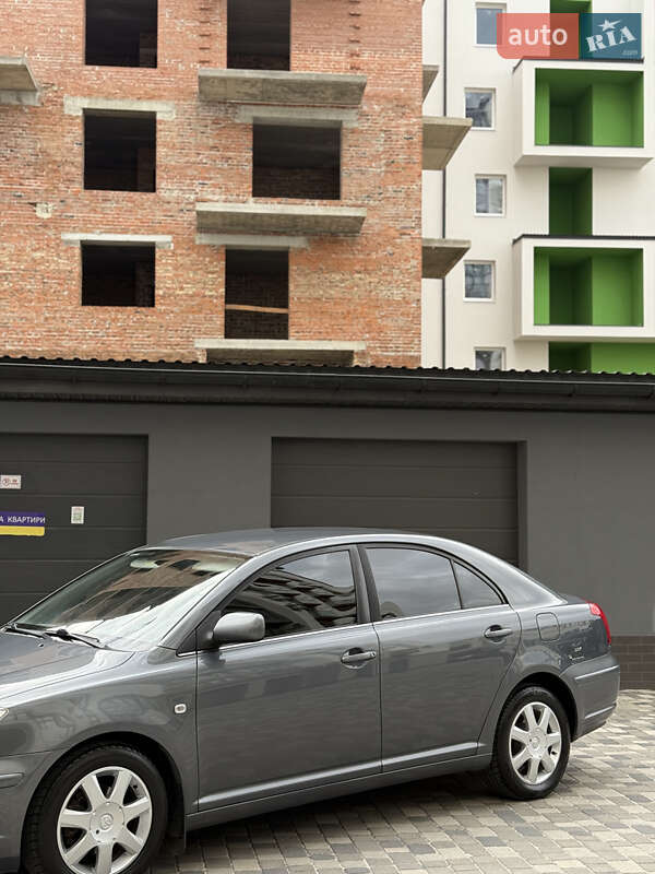 Лифтбек Toyota Avensis 2004 в Ивано-Франковске