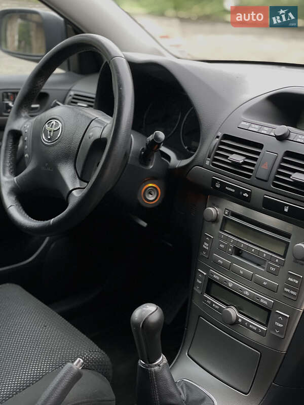 Лифтбек Toyota Avensis 2004 в Ивано-Франковске