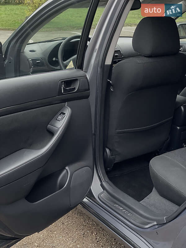 Лифтбек Toyota Avensis 2004 в Ивано-Франковске