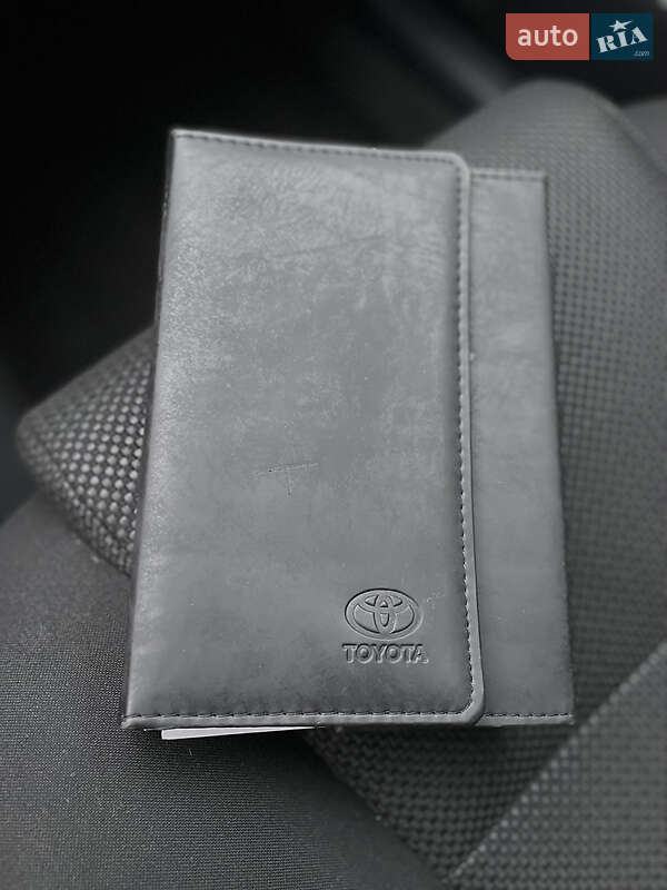 Лифтбек Toyota Avensis 2004 в Ивано-Франковске