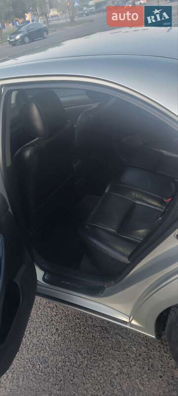 Седан Toyota Avensis 2005 в Гадяче