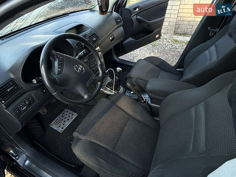 Универсал Toyota Avensis 2005 в Изюме