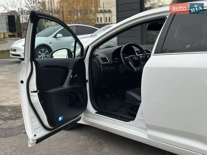 Универсал Toyota Avensis 2013 в Шептицькому