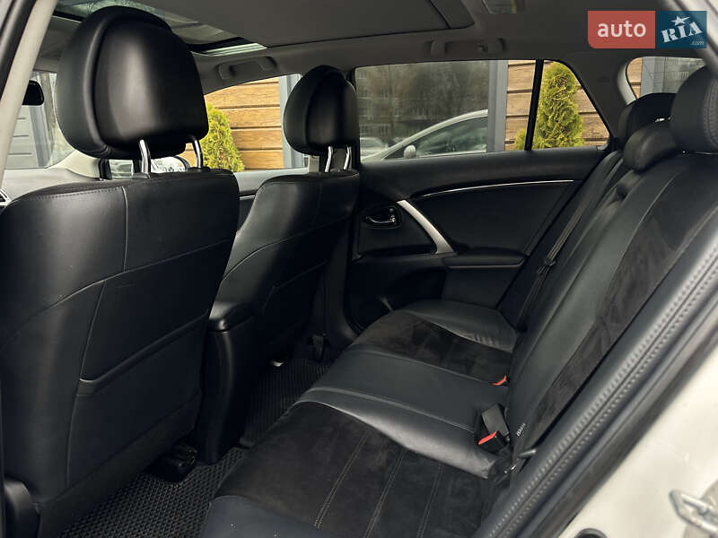 Универсал Toyota Avensis 2013 в Шептицькому