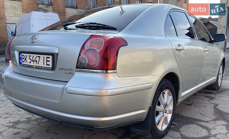 Лифтбек Toyota Avensis 2006 в Ровно