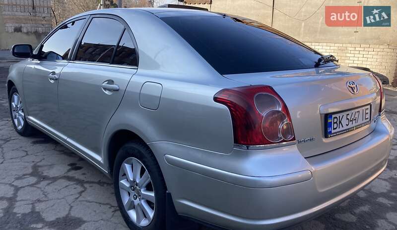 Лифтбек Toyota Avensis 2006 в Ровно