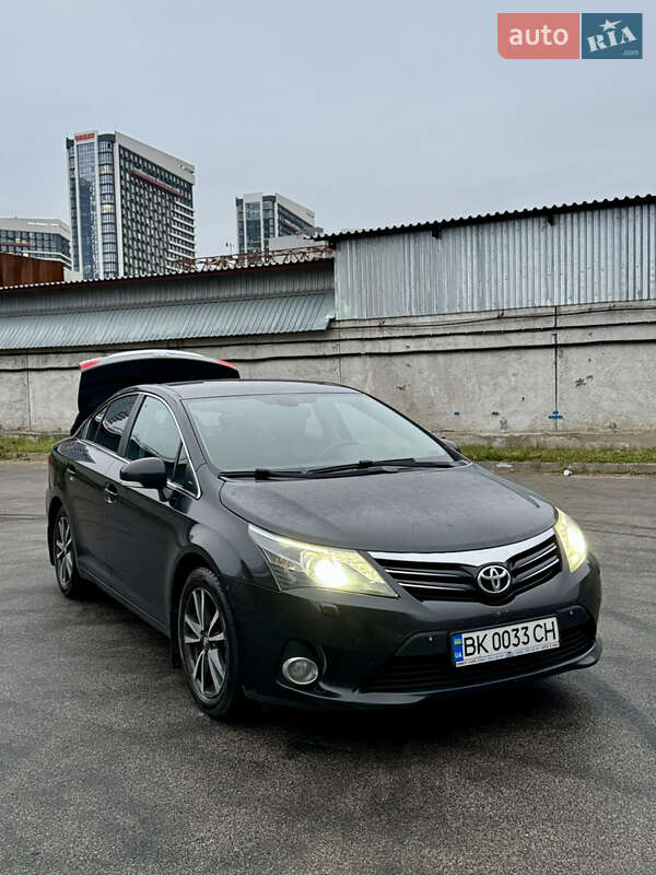 Седан Toyota Avensis 2012 в Киеве