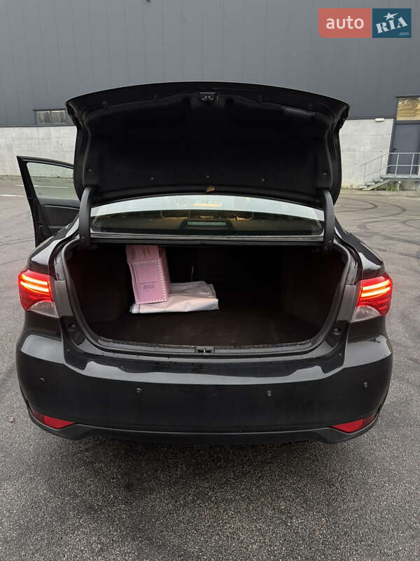 Седан Toyota Avensis 2012 в Киеве