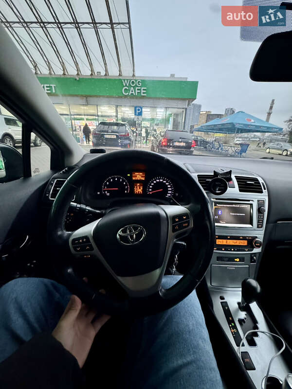 Седан Toyota Avensis 2012 в Киеве