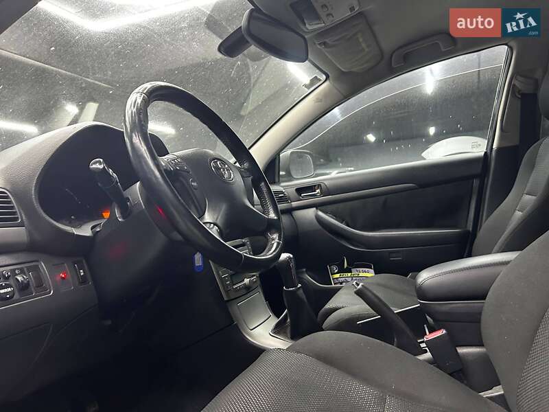 Седан Toyota Avensis 2006 в Черновцах