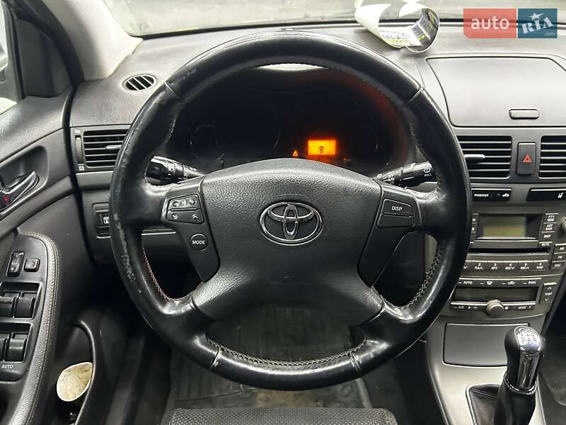 Седан Toyota Avensis 2006 в Черновцах