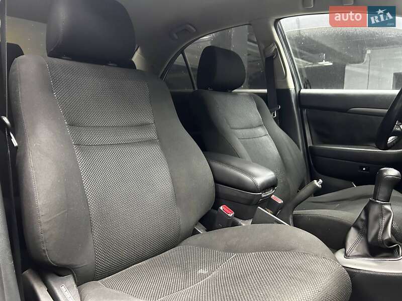 Седан Toyota Avensis 2006 в Черновцах