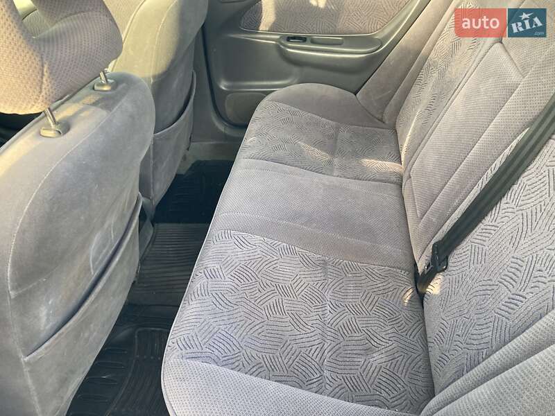 Седан Toyota Avensis 1998 в Одессе