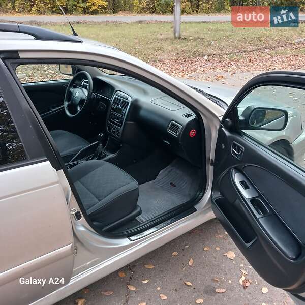 Універсал Toyota Avensis 2001 в Синельниковому