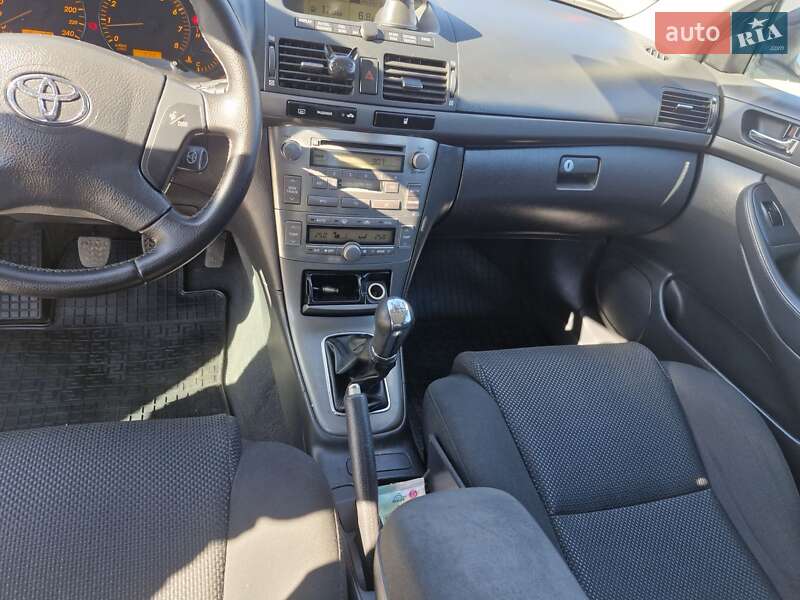 Седан Toyota Avensis 2005 в Виннице