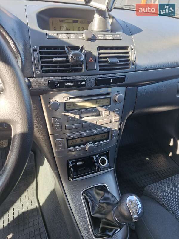 Седан Toyota Avensis 2005 в Виннице