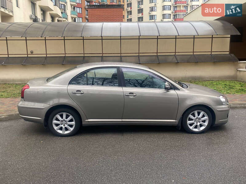 Седан Toyota Avensis 2006 в Киеве