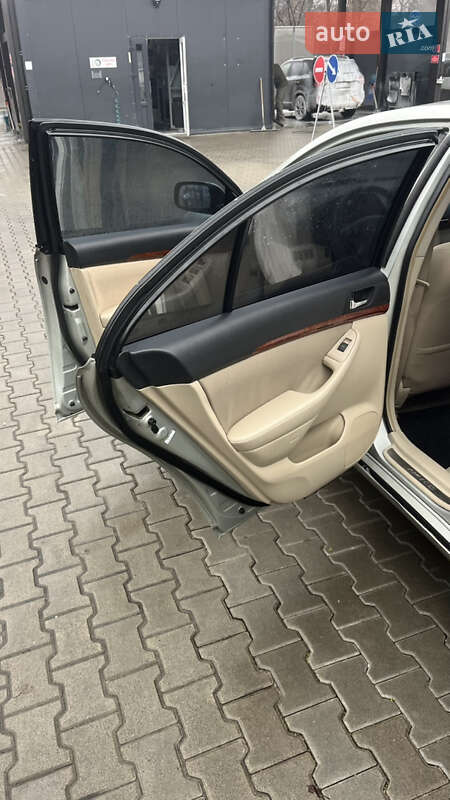 Седан Toyota Avensis 2006 в Киеве