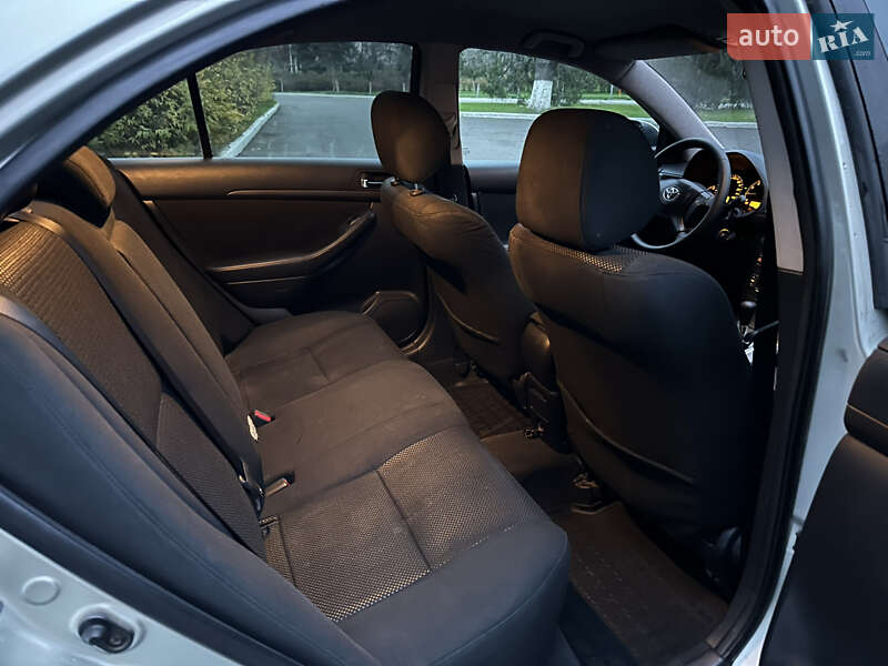 Седан Toyota Avensis 2004 в Одессе