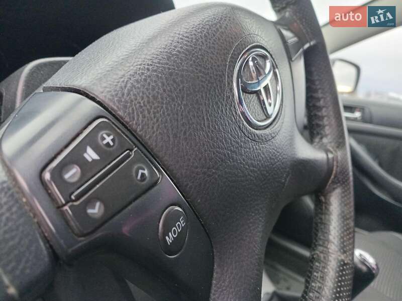 Седан Toyota Avensis 2008 в Львове