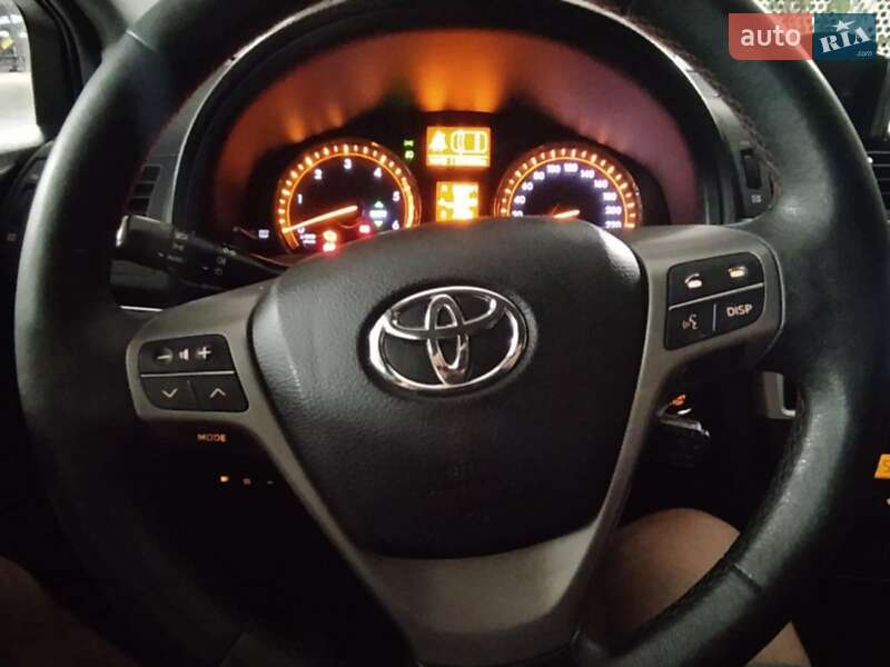 Универсал Toyota Avensis 2010 в Хырове