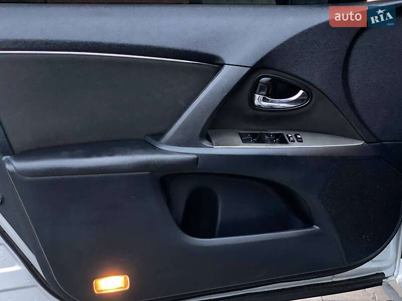 Універсал Toyota Avensis 2011 в Києві