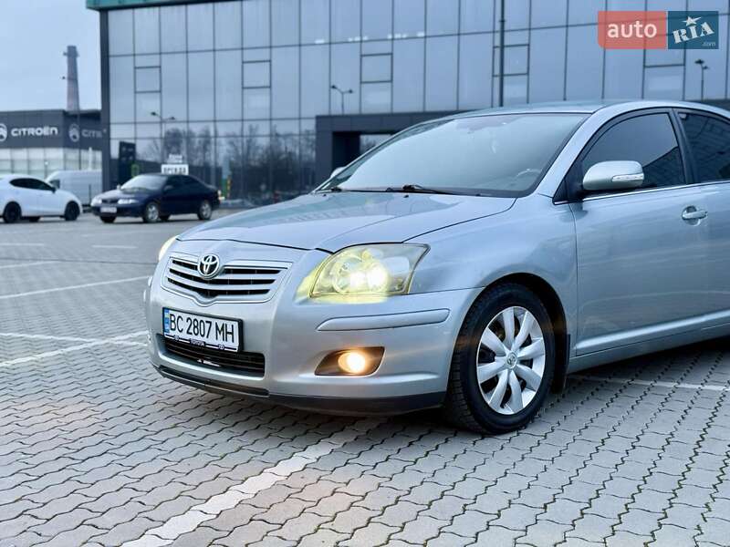 Седан Toyota Avensis 2008 в Львові
