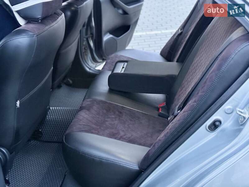 Седан Toyota Avensis 2008 в Львові