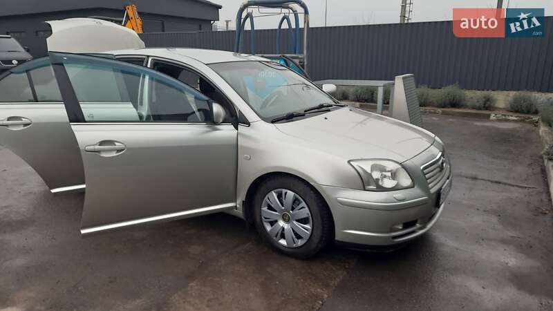 Седан Toyota Avensis 2003 в Виннице