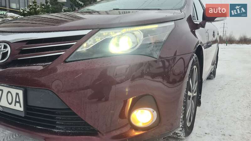 Седан Toyota Avensis 2012 в Львове