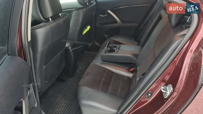 Седан Toyota Avensis 2012 в Львове