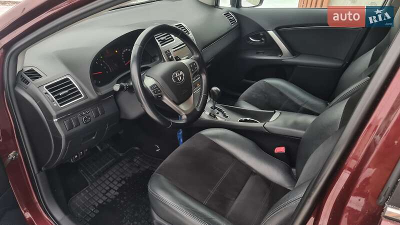 Седан Toyota Avensis 2012 в Львове