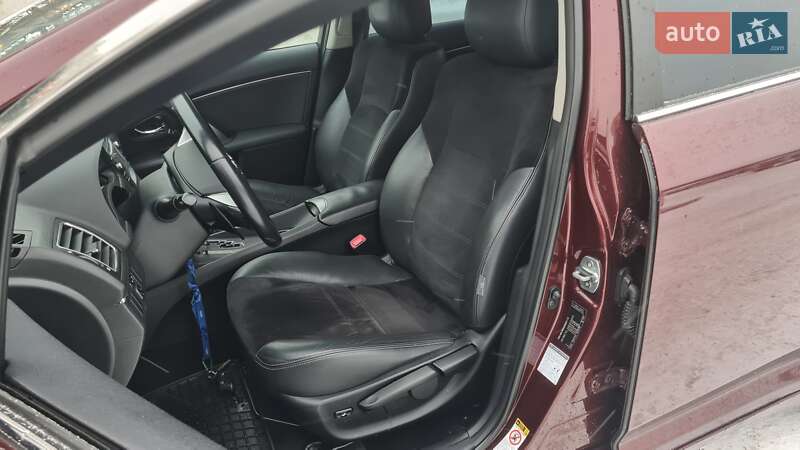 Седан Toyota Avensis 2012 в Львове