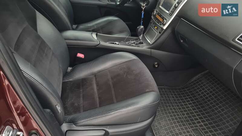 Седан Toyota Avensis 2012 в Львове