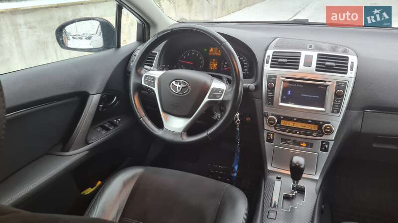 Седан Toyota Avensis 2012 в Львове