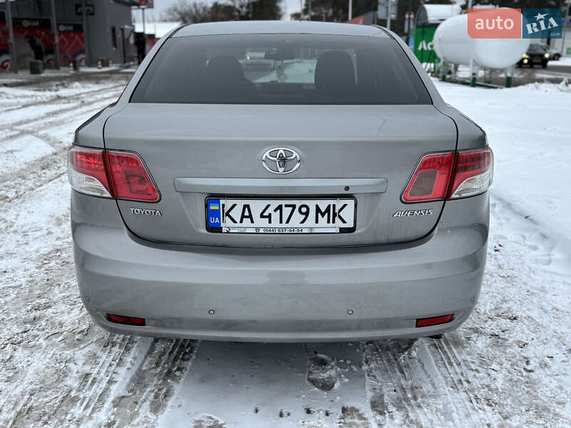 Седан Toyota Avensis 2011 в Киеве