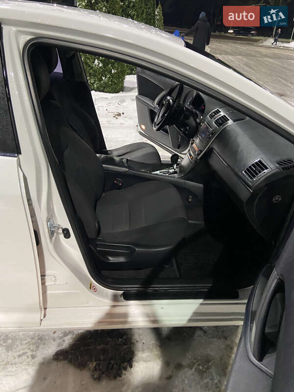 Седан Toyota Avensis 2012 в Житомире