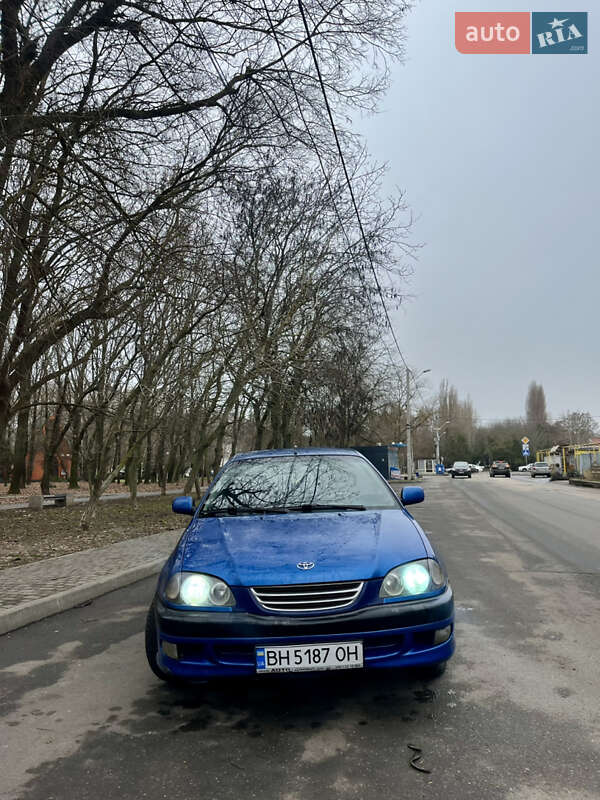 Седан Toyota Avensis 1998 в Одессе