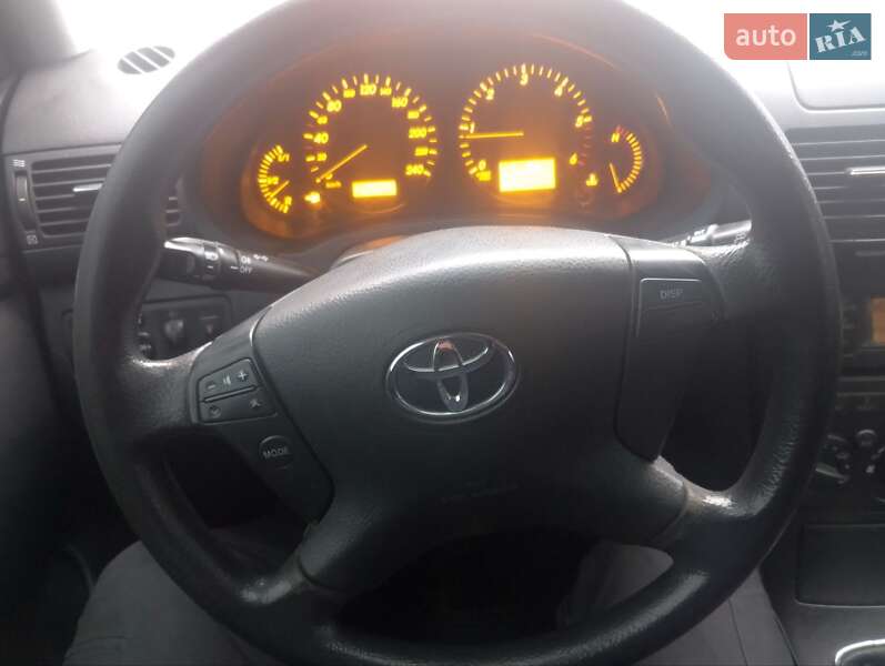 Седан Toyota Avensis 2008 в Львове