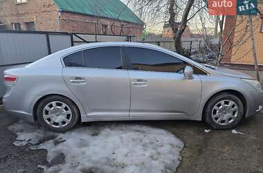 Седан Toyota Avensis 2010 в Ромнах