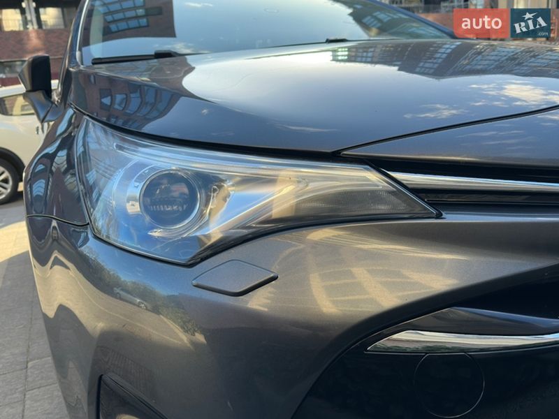 Седан Toyota Avensis 2017 в Ужгороде