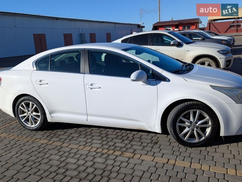 Седан Toyota Avensis 2010 в Львове