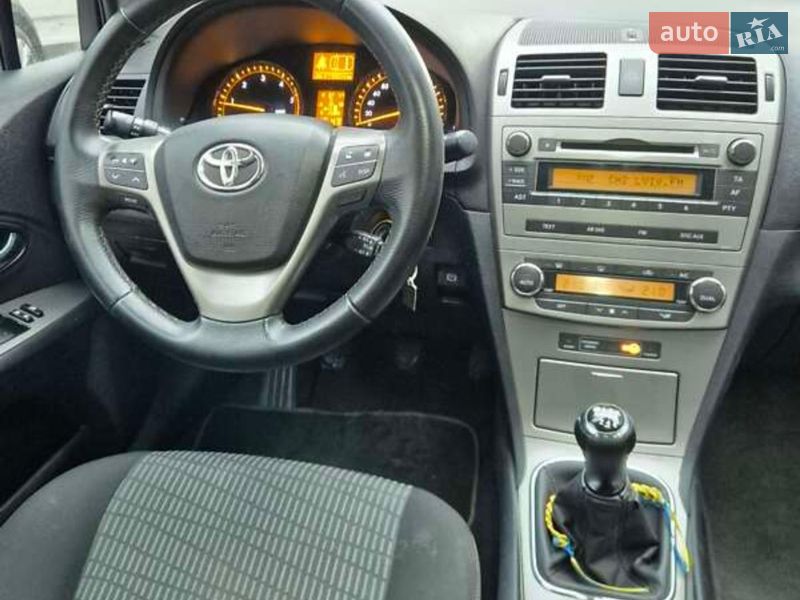 Седан Toyota Avensis 2010 в Львове