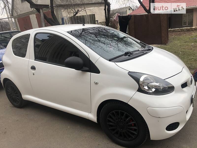 Хэтчбек Toyota Aygo 2011 в Ямполе