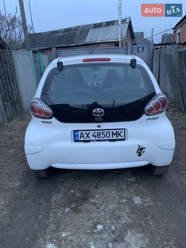 Хэтчбек Toyota Aygo 2010 в Богодухове