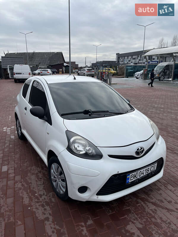 Хетчбек Toyota Aygo 2012 в Сарнах