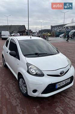 Хетчбек Toyota Aygo 2012 в Сарнах