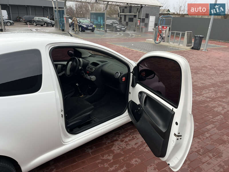 Хетчбек Toyota Aygo 2012 в Сарнах